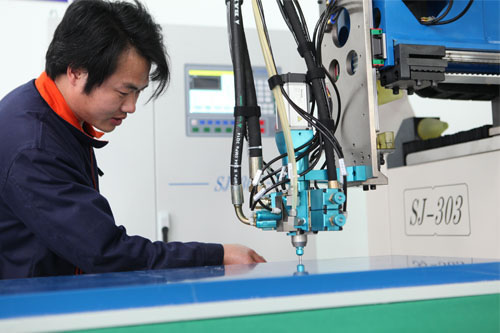 The preparation and attention of the operator of the glue machine